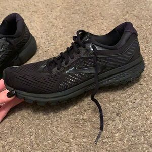 All black ghost 12 women’s Brooks running shoes